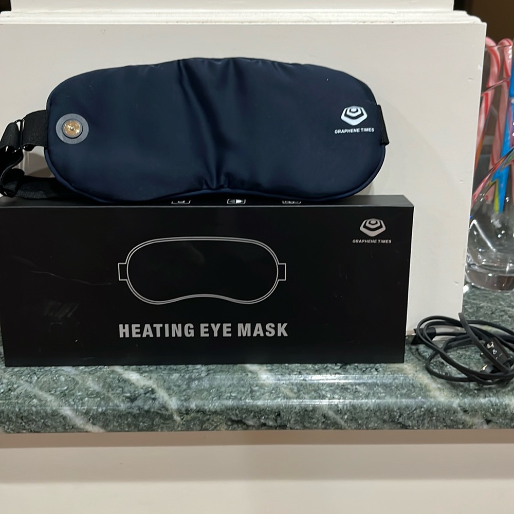Graphene heating eye mask